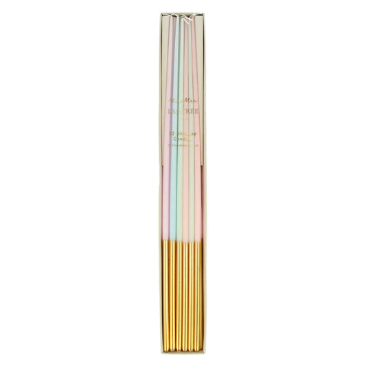 Velas cónicas altas bañadas en oro