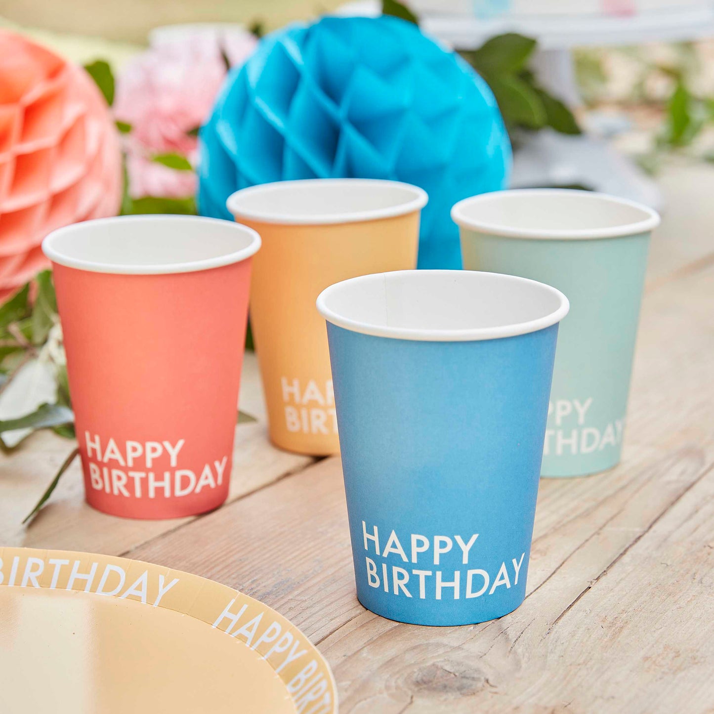 Vasos de papel de feliz cumpleaños
