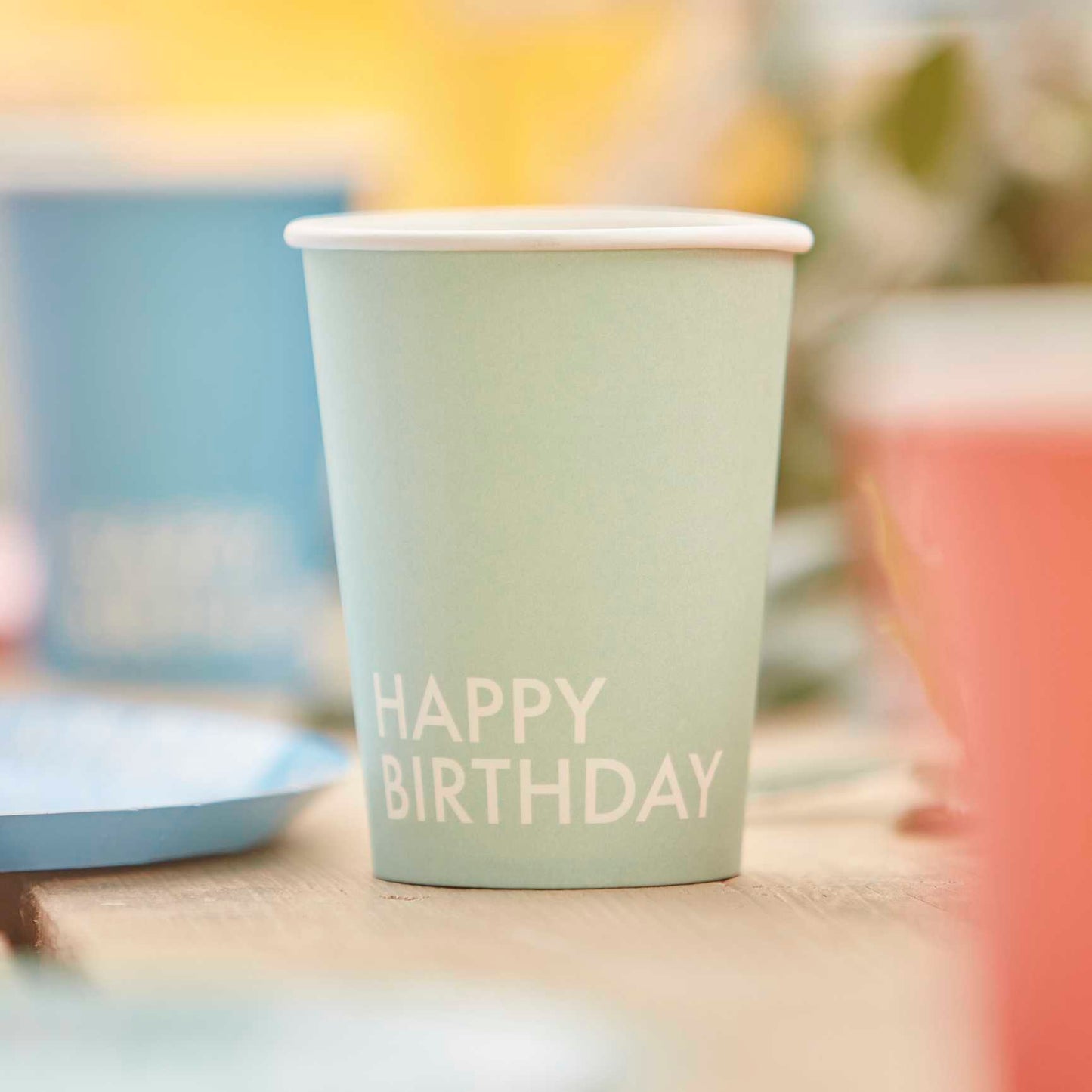 Vasos de papel de feliz cumpleaños