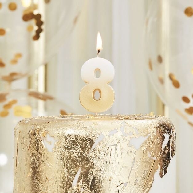 Números de velas con números de ombre dorados y blancos