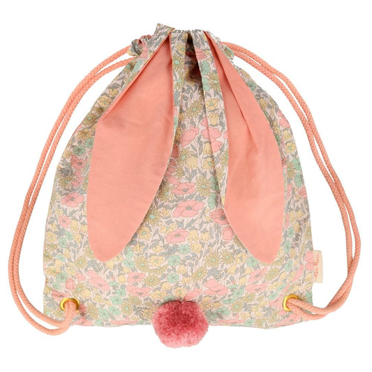 Mochila con conejito floral 