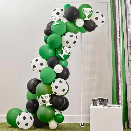 Arco de globos de fútbol con adornos de trofeos de tarjetas