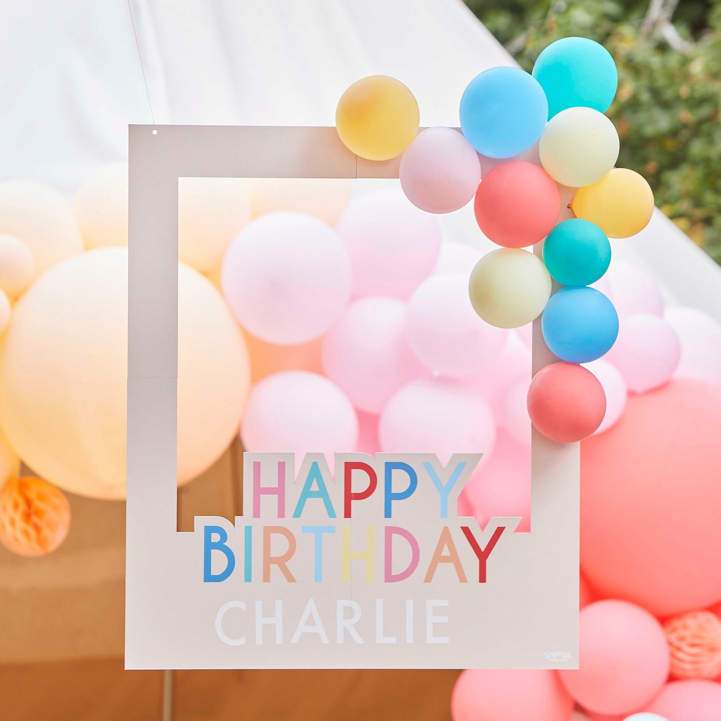 Marco de fotomatón de feliz cumpleaños multicolor personalizable con globos